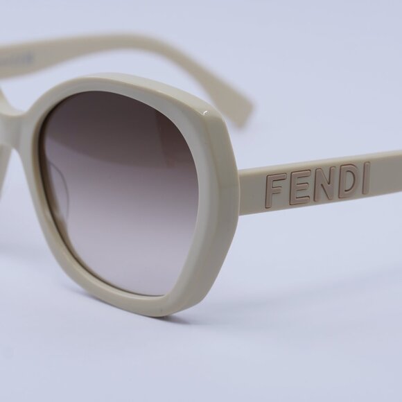 🕶️ New Fendi FE40112I 57F Sunglasses - Shiny Beige Frame - Picture 3 of 9